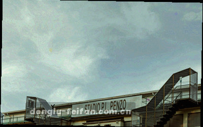 手机屏幕上的数据界面，显示比赛统计